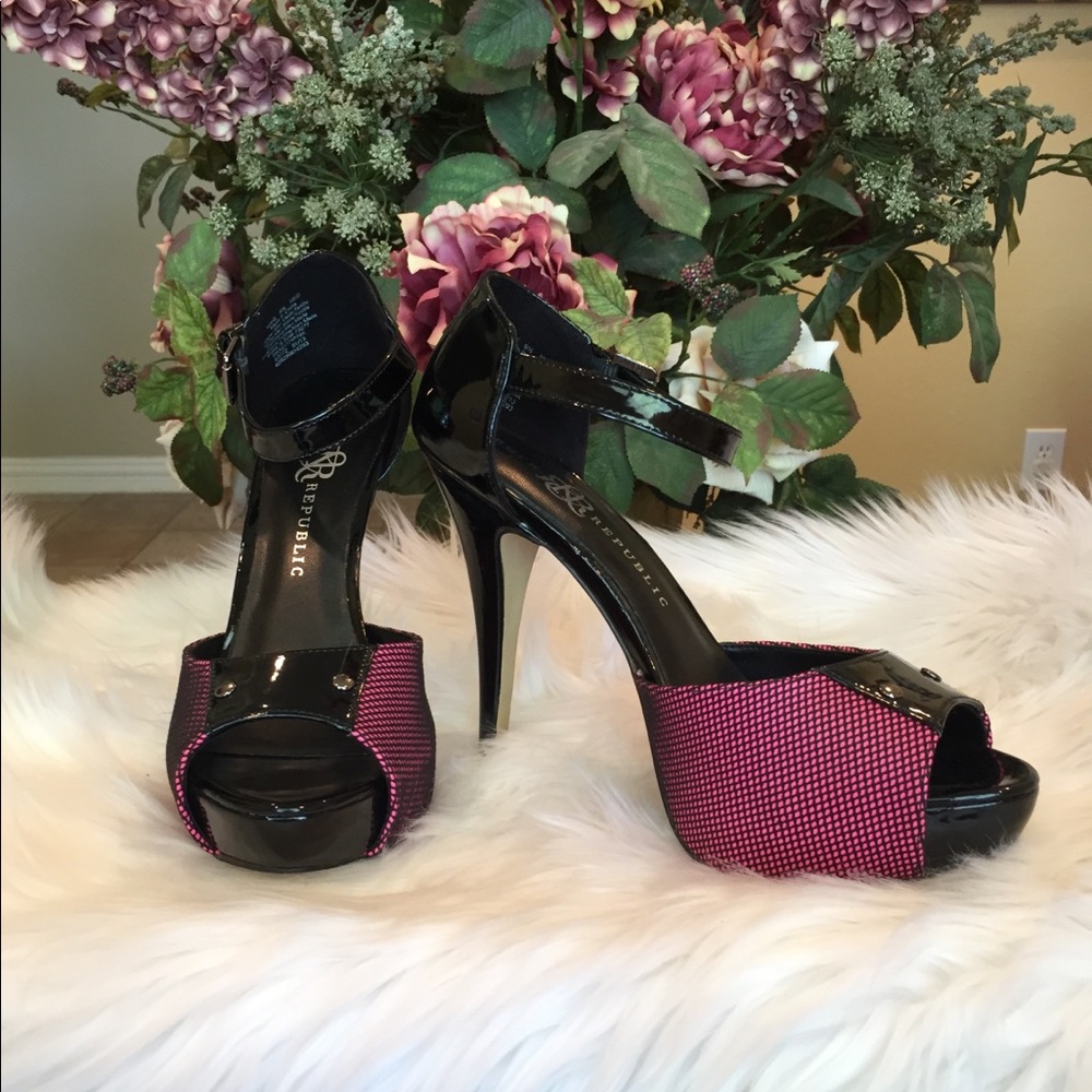 MINT Rock & Republic Keith Pink Peep Toe H…